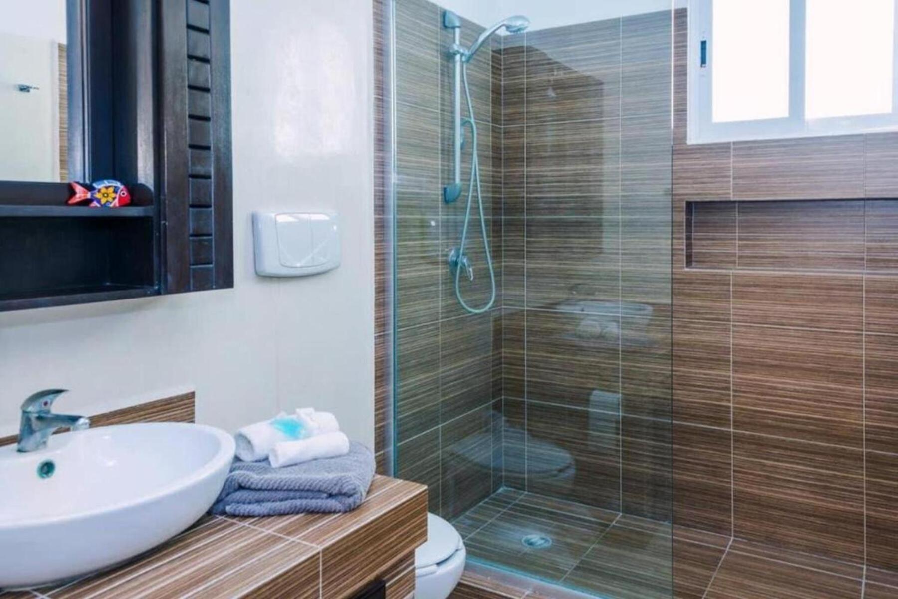 Modern Condo, Just Steps To Mamitas & 5th Apartment