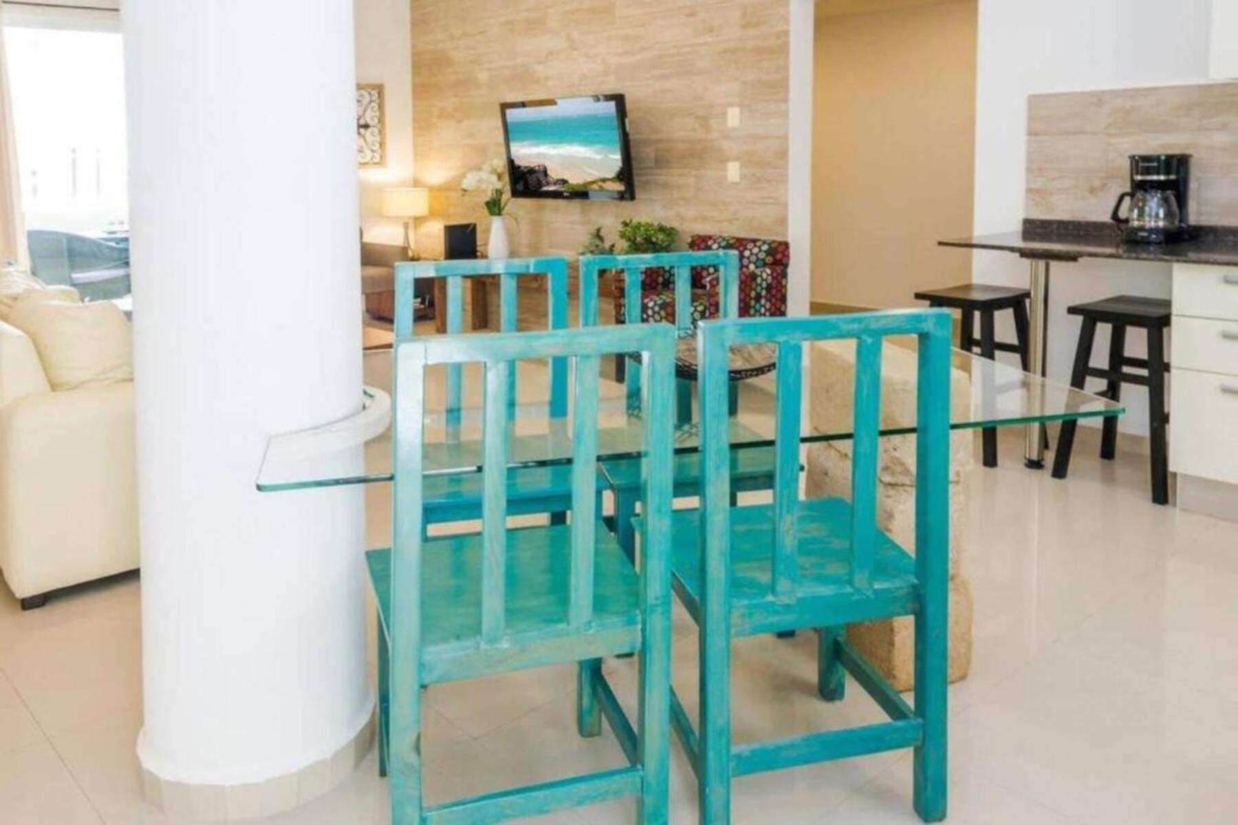 Modern Condo, Just Steps To Mamitas & 5th Apartment *